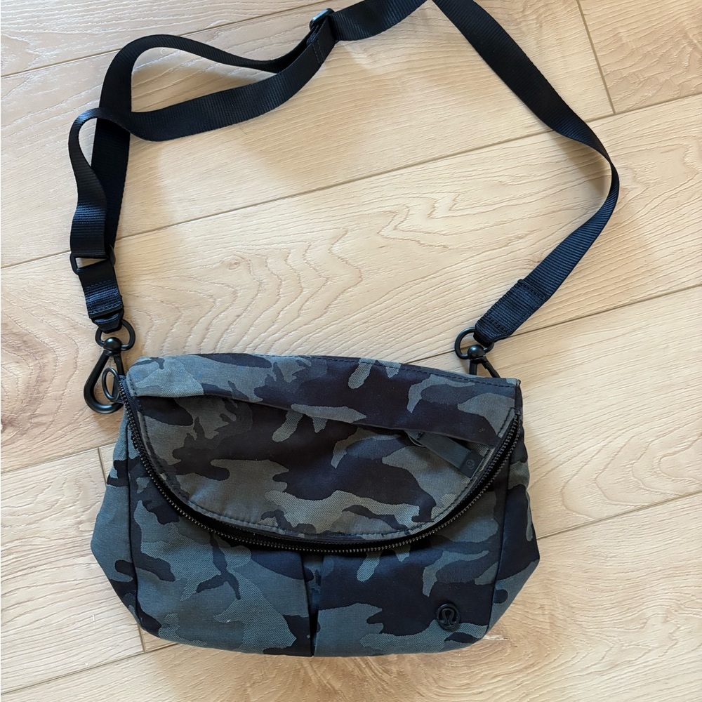 Lululemon camo 5L festival bag